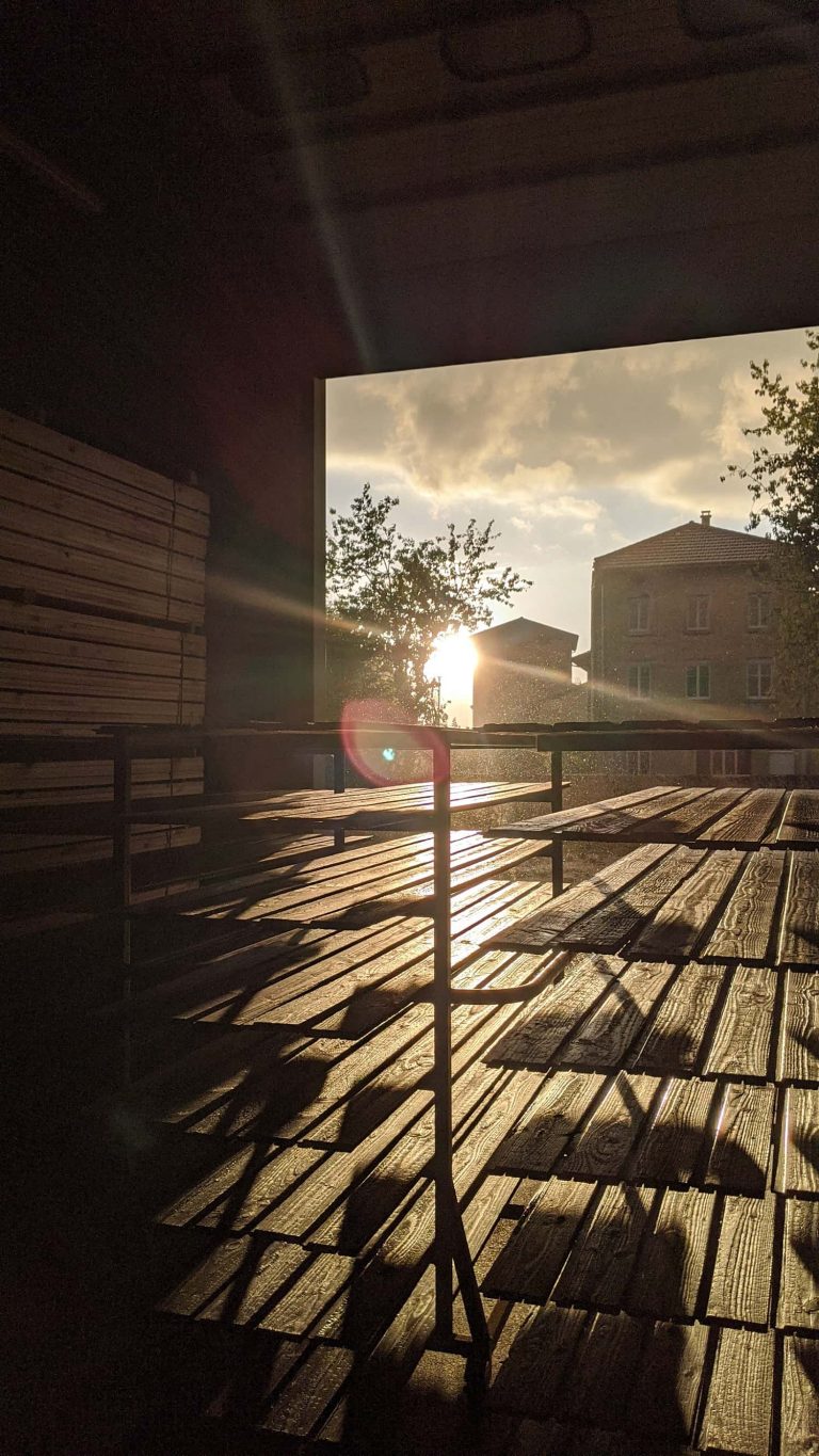 Atelier de fabrication VALDIBOIS et bardage en bois brûlé au coucher du soleil